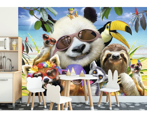 Kindbehang met dierenmotief en grappige zonnebrillen in de kinderkamer