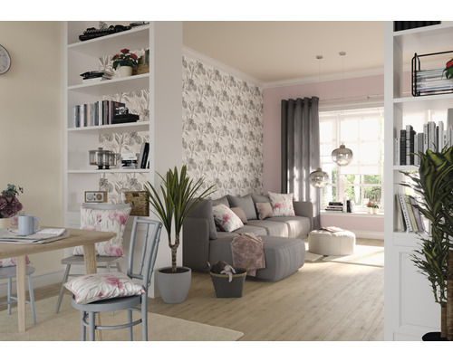 Woonkamer met bank, eettafel en boekenkast