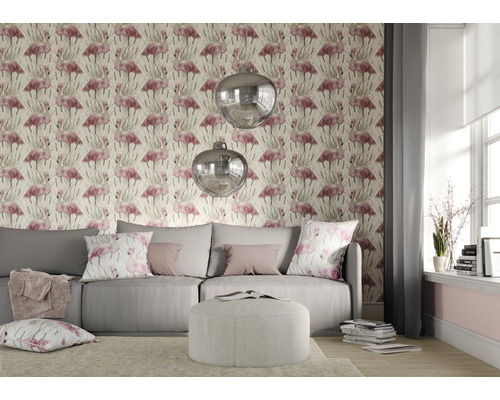 Woonkamer met grijze bank, kruk en behang met flamingo''s