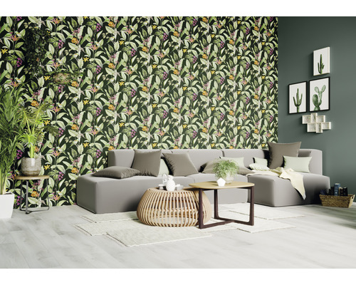 Woonkamer met bloemen junglebehang, bank en salontafels.