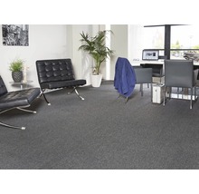 Grijze tapijttegels in een kantoor met lederen fauteuils en vergadertafel.