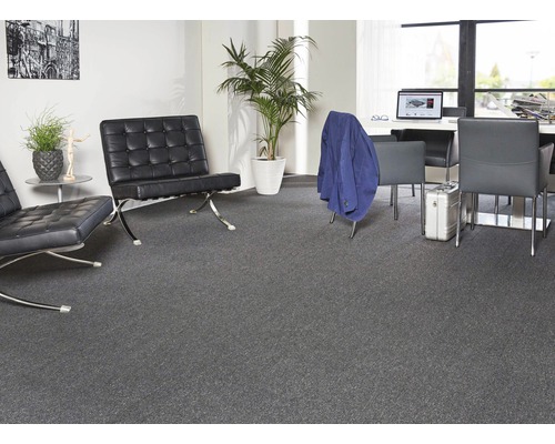 Grijze tapijttegels in een kantoor met lederen fauteuils en vergadertafel.