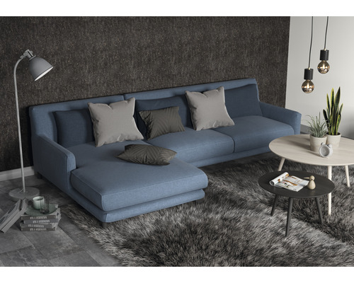 Woonkamer met bank, kussens, vloerkleed en tafel