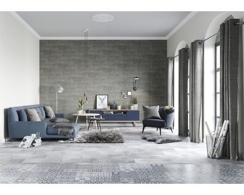 Woonkamer met bank, fauteuil, dressoir, salontafel, gordijnen en tegelvloer