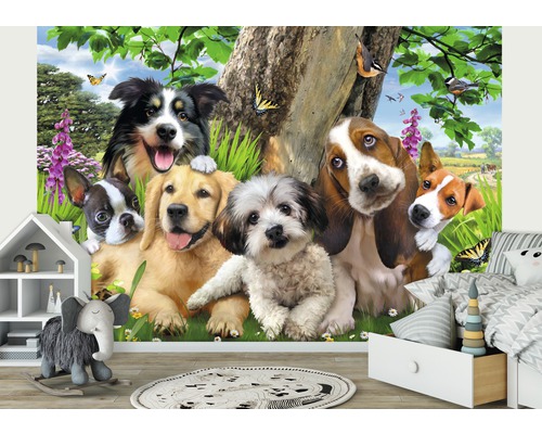 Fotobehang met een groep honden voor een boom in het bos.