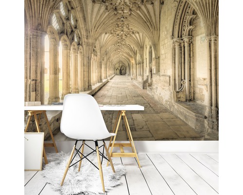 Fotobehang met een motief van een oude kloostergang in een lichte ruimte