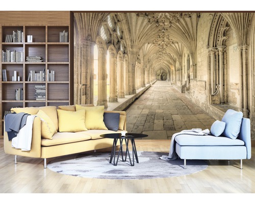 Woonkamer met boekenkast en fotobehang met een lange arcade