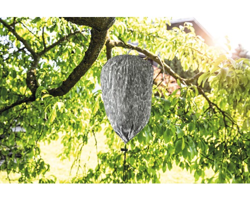 Wespennest nep hangend aan een boom voor wespenafweer