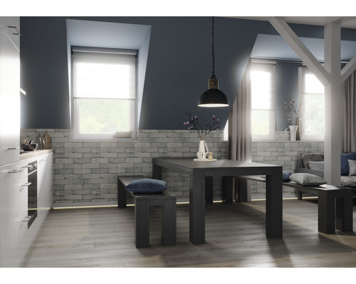 Lichte eetkamer met eettafel en banken, kitchenette en decoratieve verlichting