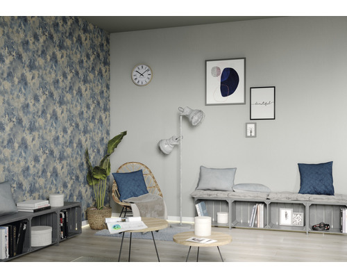 Moderne woonkamer met patroonbehang, zitmogelijkheid en decoratie
