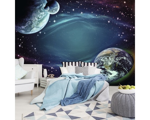 Slaapkamer met ruimtebehang, bed en meubels.