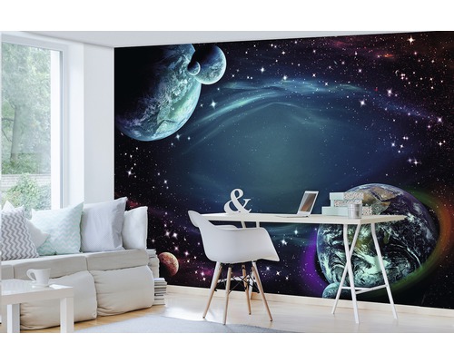 Kamer met een bank, een bureau en een fotobehang met ruimtethema