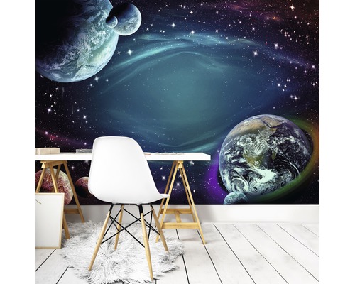 Ruimteontwerp met ruimtet behang, bureau en stoel