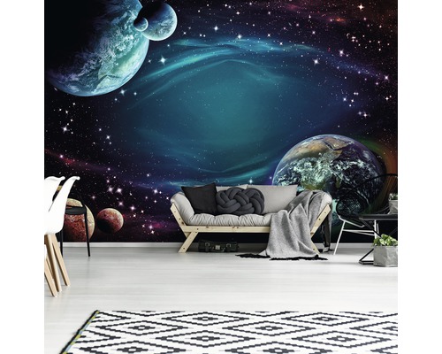 Woonkamer met ruimtelijk behang met planeten en sterren