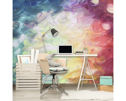 Kantoor met bureau, stoel en een fotobehang met verfspatten