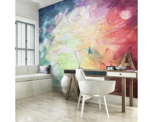 Woonkamer met een wandbehang met abstracte kleurpatronen, die een artistieke sfeer creëert