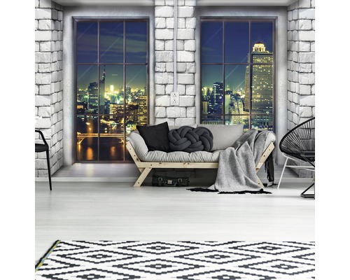 Moderne woonkamer met bank, tapijt en uitzicht op de skyline bij nacht