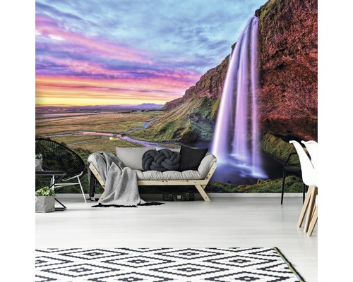 Fotobehang met watervalmotief in een woonkamer.