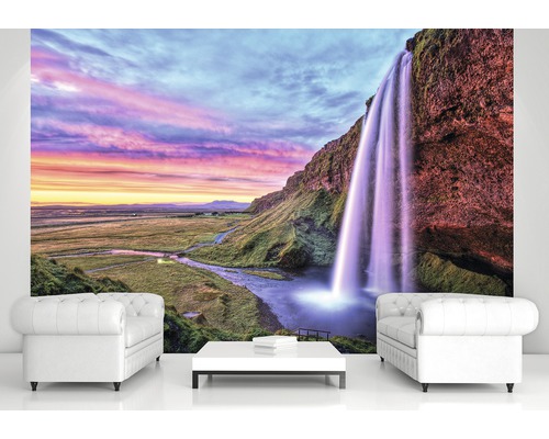 Behang met watervalmotief in woonkameromgeving