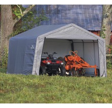 Grijze gereedschapsgarage met landbouwmachines