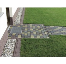Tuinpad met gazon en afwateringsgoot