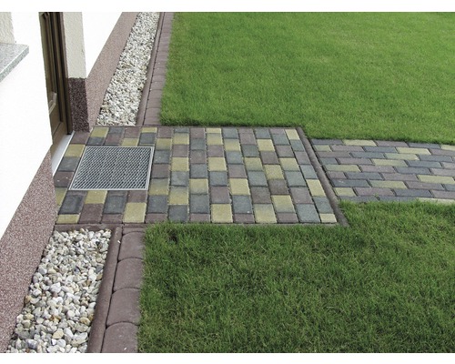 Tuinpad met gazon en afwateringsgoot