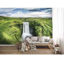 Wanddecoratie met waterval en groen landschap in de woonkamer