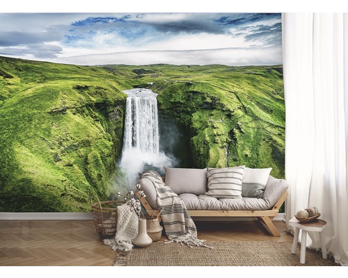 Wanddecoratie met waterval en groen landschap in de woonkamer