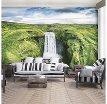 Woonkamer met fotobehang van een waterval in een groen landschap