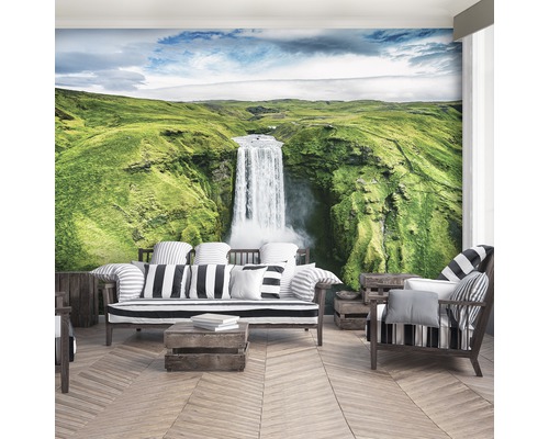 Woonkamer met fotobehang van een waterval in een groen landschap