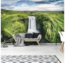 Woonkamer met fotobehang van een waterval in een groen landschap