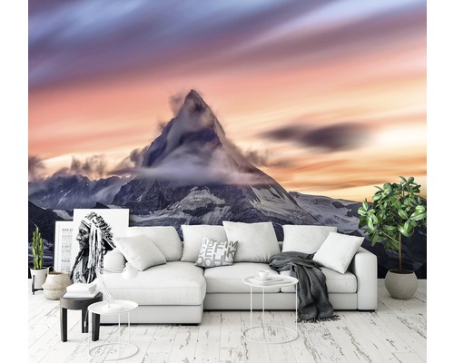 Woonkamer met bergpanorama fotobehang achter een bank