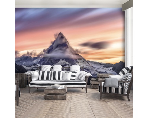 Woonkamer met fotobehang bergpanorama, bank en fauteuil