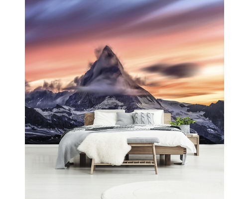 Wandafbeelding met bergmotief in slaapkamer