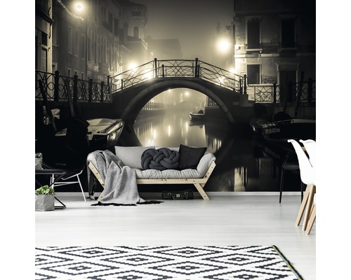 Woonkamer met fotobehang van een Venetiaanse scène met brug en gracht.