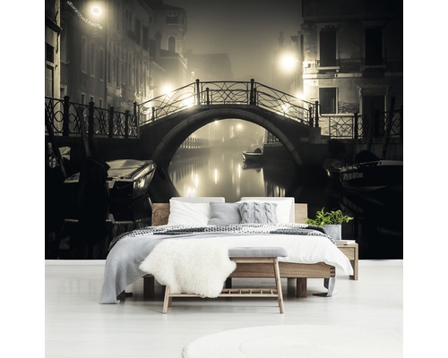 Fotobehang met nachtaanzicht van een Venetiaanse brug boven een slaapkamer