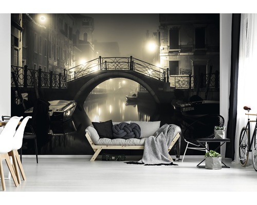 Woonkamer met fotobehang van een scène uit Venetië met brug en kanaal
