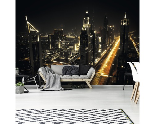 Woonkamer met fotobehang van een nachtelijk stadsgezicht