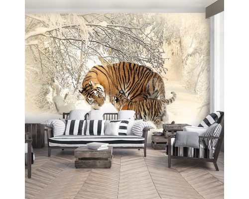 Woonkamer met fotobehang waarop een tijgerfamilie in een besneeuwd landschap te zien is.
