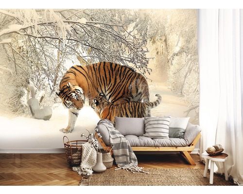 Fotobehang met tijgerfamilie in winterlandschap achter een bank