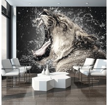 Fotobehang met een leeuwenkop en watereffecten in een modern ingerichte ruimte