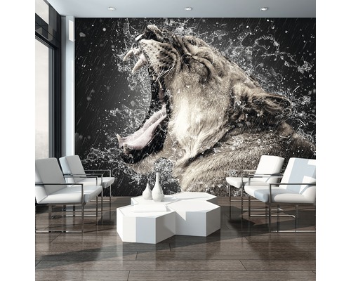 Fotobehang met een leeuwenkop en watereffecten in een modern ingerichte ruimte