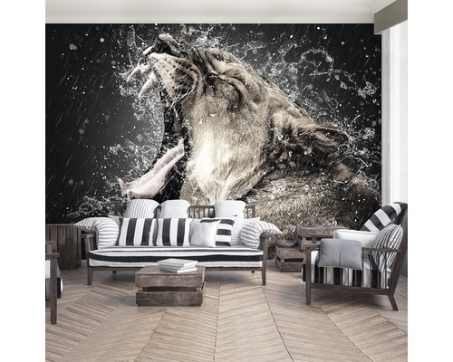 Woonkamer met fotobehang van een brullende leeuw