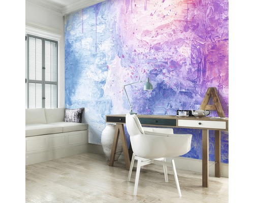 Woonkamer met muurschildering in abstract design, bureau en zitmogelijkheid