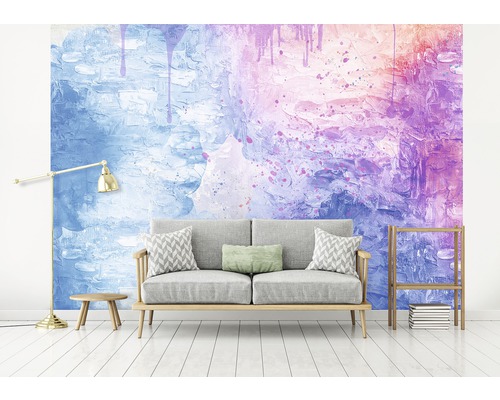 Woonkamer met behang met patroon, bank, lamp en bijzettafel