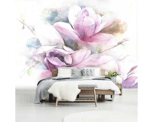 Slaapkamer met een grote muurschildering van een magnolia bloem in aquarel stijl
