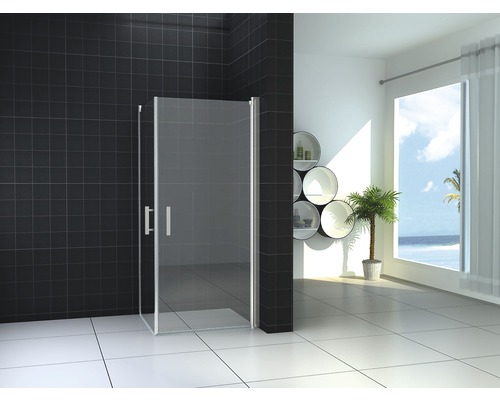 Badkamer met douchecabine, tegels en raam met uitzicht op zee