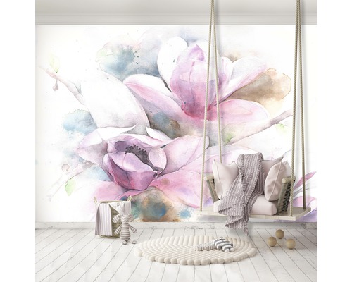 Lichte kamer met aquarel magnolia muurschildering, schommel en tapijt
