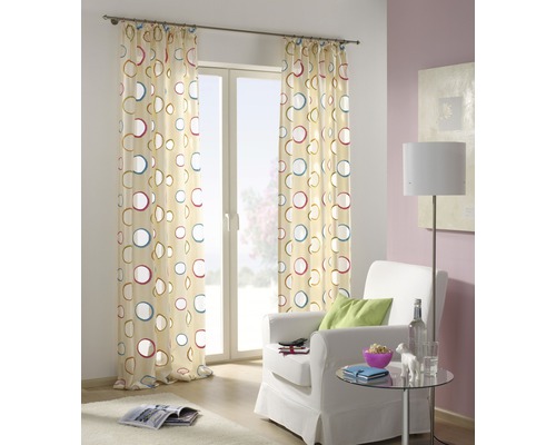 Gordijnen met cirkelpatroon voor een raam in een woonkamer
