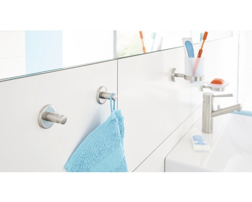 Badkamer met handdoekhaak, tandenborstelbeker, zeepschaal en wastafelkraan
